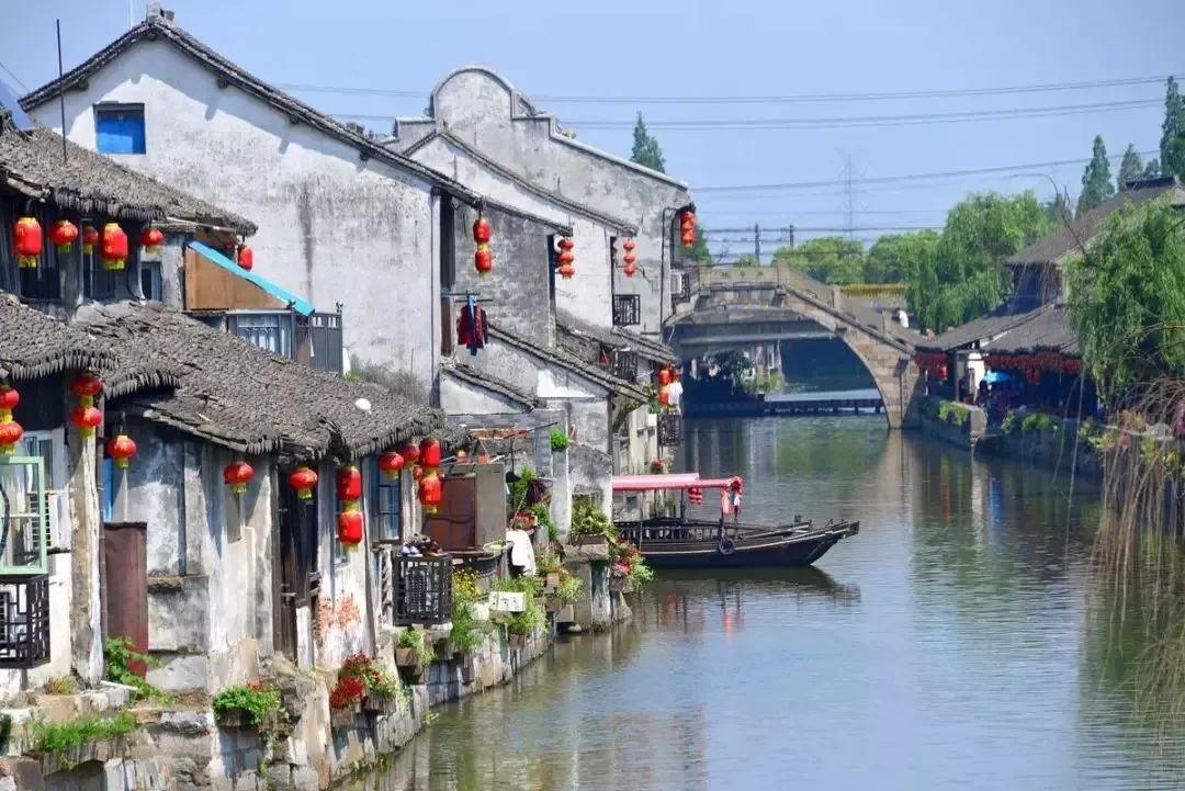 逃离黑与白的房间